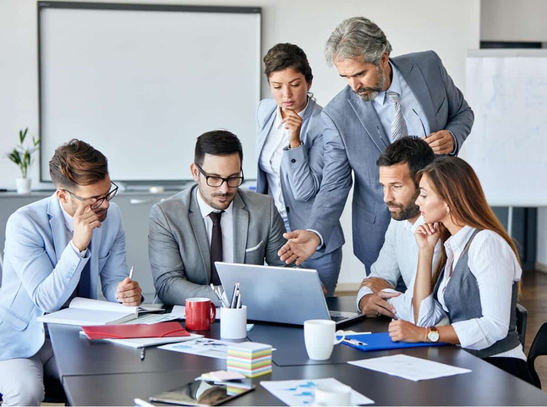 Equipo de profesionales trabajando